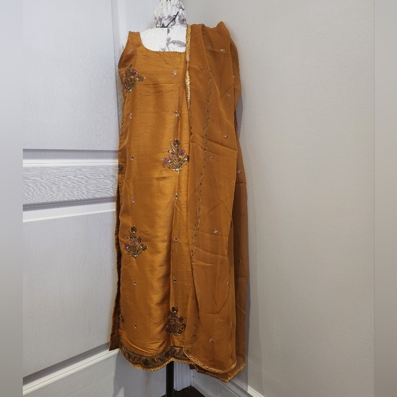 XS mustard gold suit - Picture 10 of 10